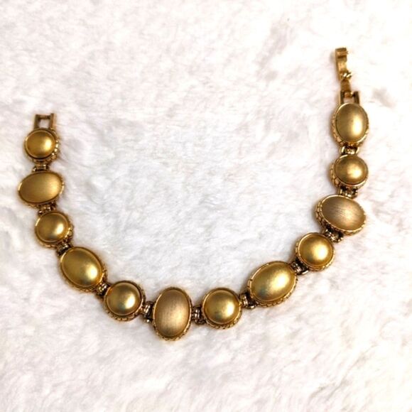 Vintage Liz Claiborne Brushed Goldtone Round & Oval Medallion Bracelet - Picture 10 of 10